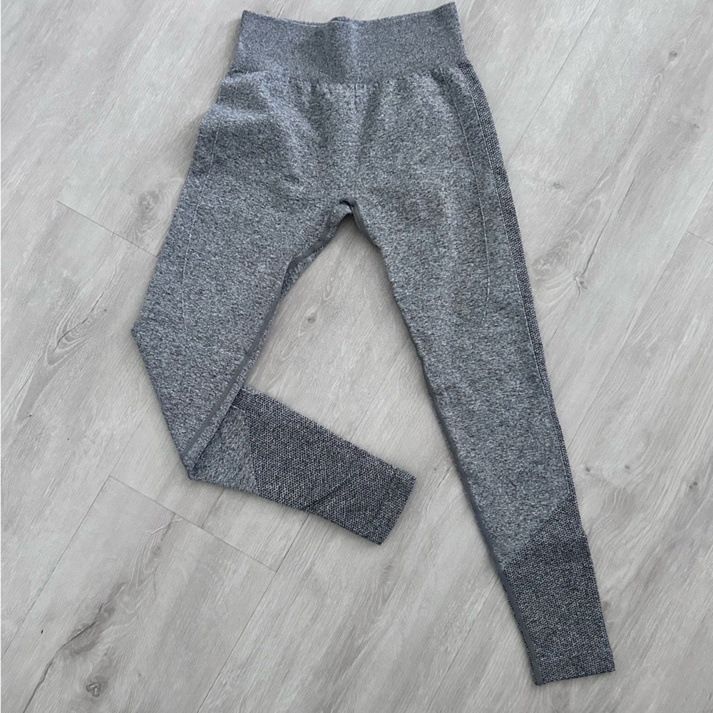 Athletic leggings, heather gray.